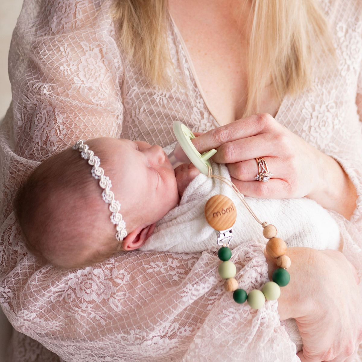 mōmi babypace pacifier gift set